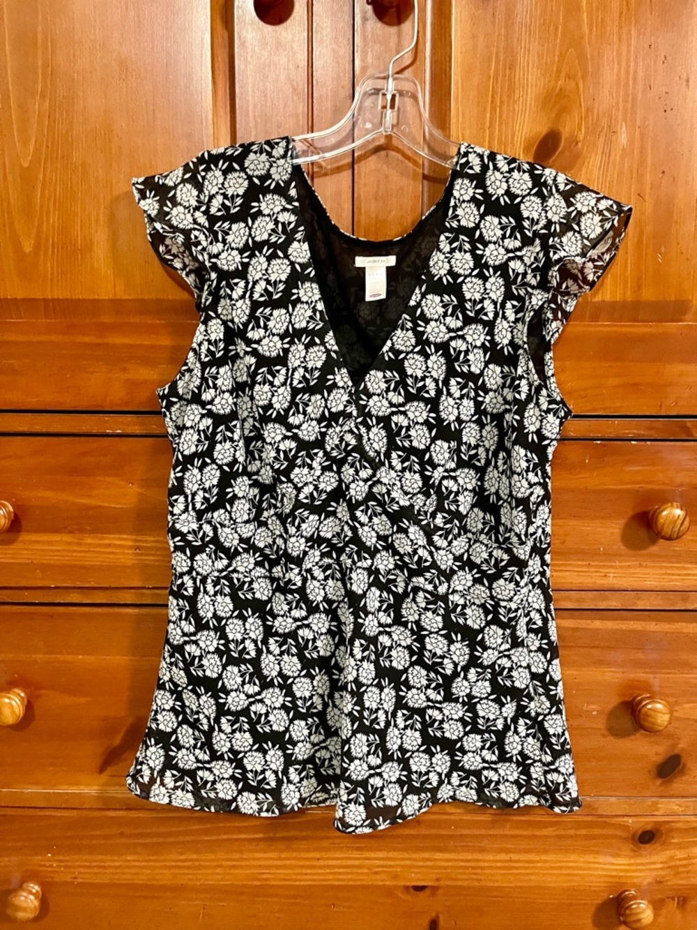 Old Navy Black and White Floral V-Neck Blouse - Large